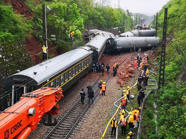 京廣鐵路湖南郴州境內(nèi)T179次列車出軌